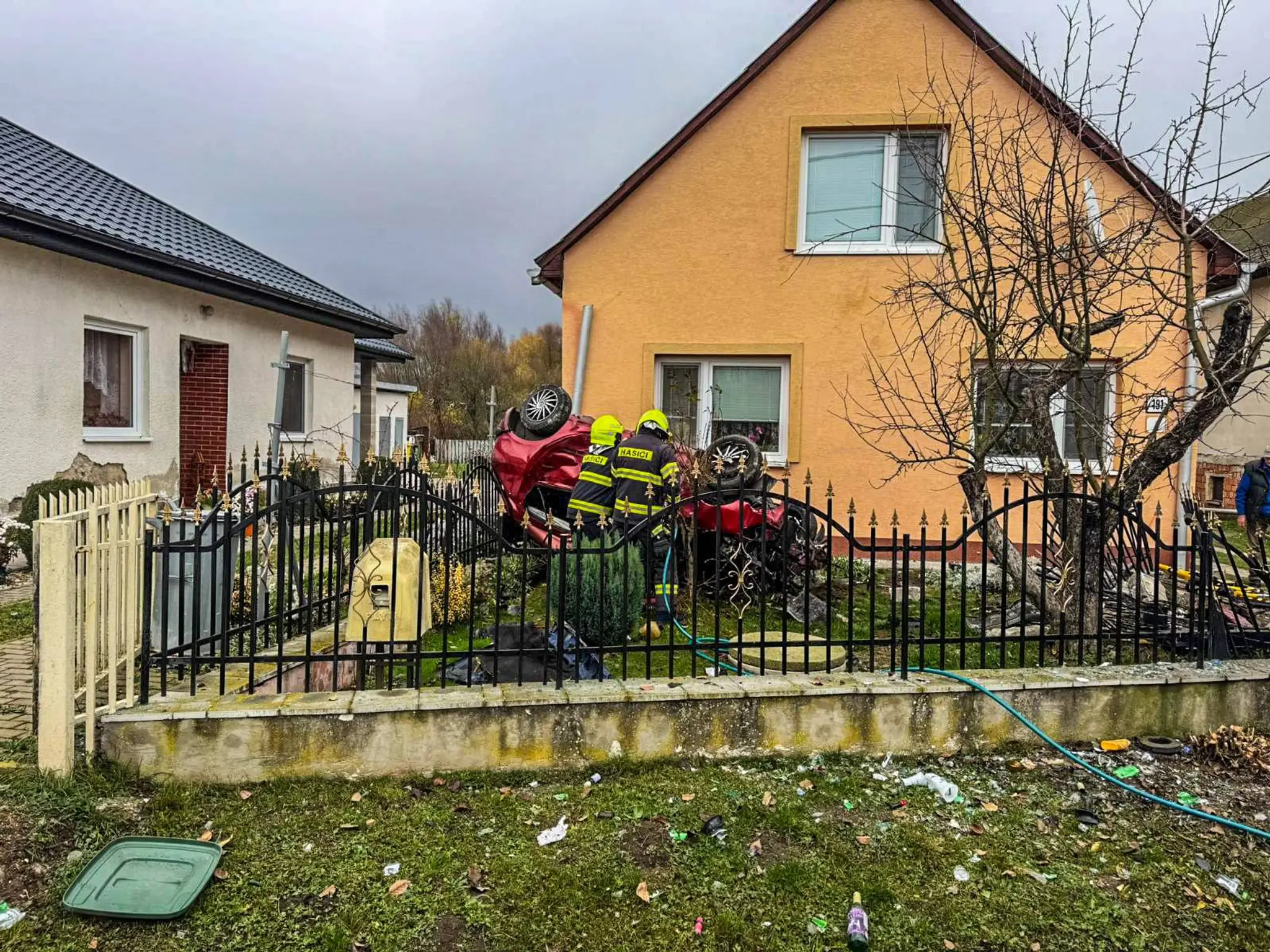 Nečakaná obeť hrozivej nehody na Zemplíne: Auto mu pristálo na dvore, zachraňovať museli majiteľa domu