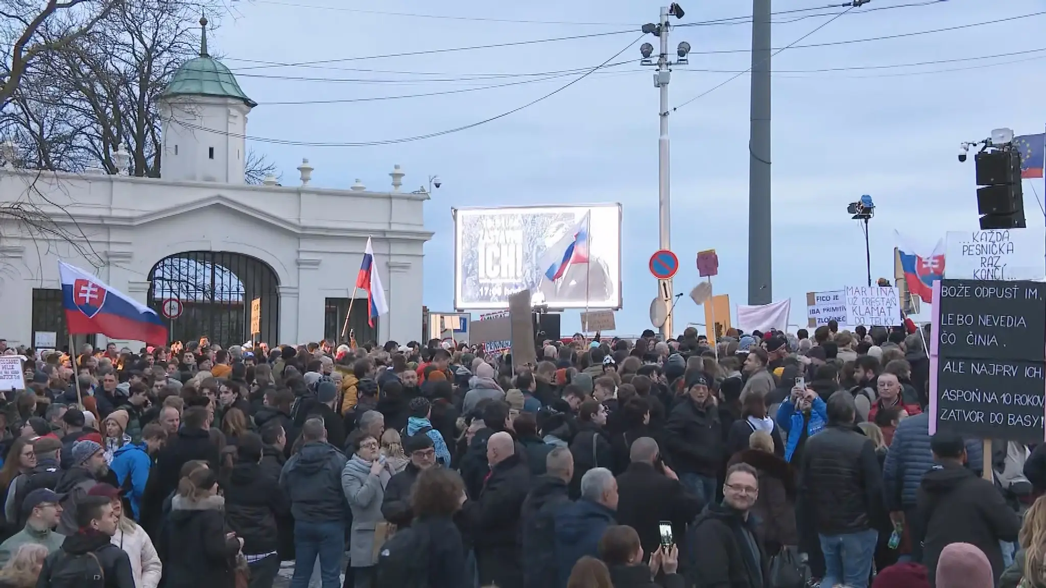 Ľudia húfne prichádzali na protest.