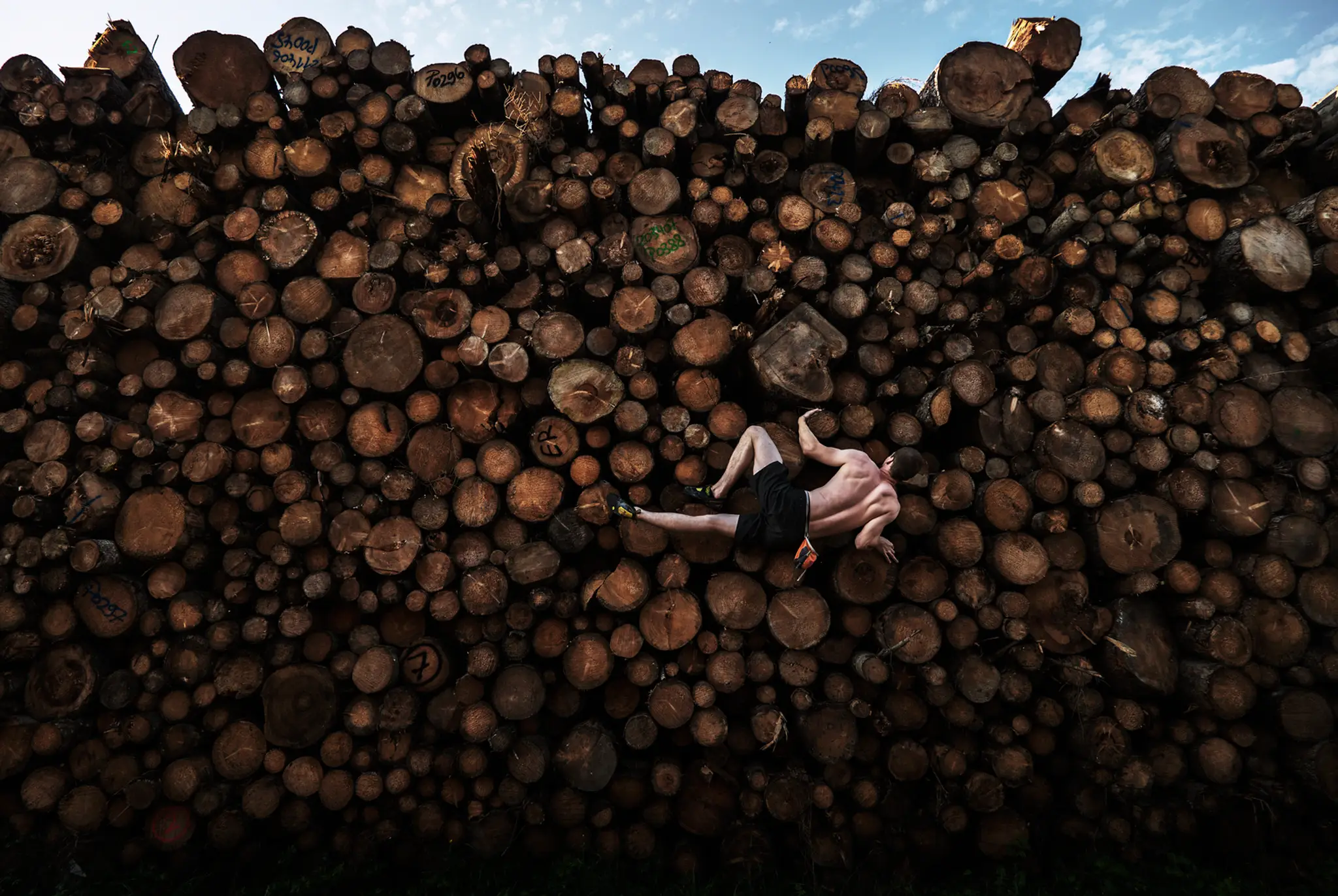 Prvé miesto v sekcii Šport Adam Pretty so snímkou Log Pile Bouldering (Hromada klátov).jpg
