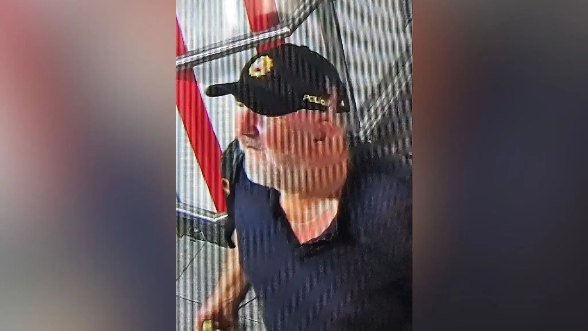 Vybušný systém na hlavnej stanici v Bratislave policajti nenašl. Pátrajú po tomto mužovi