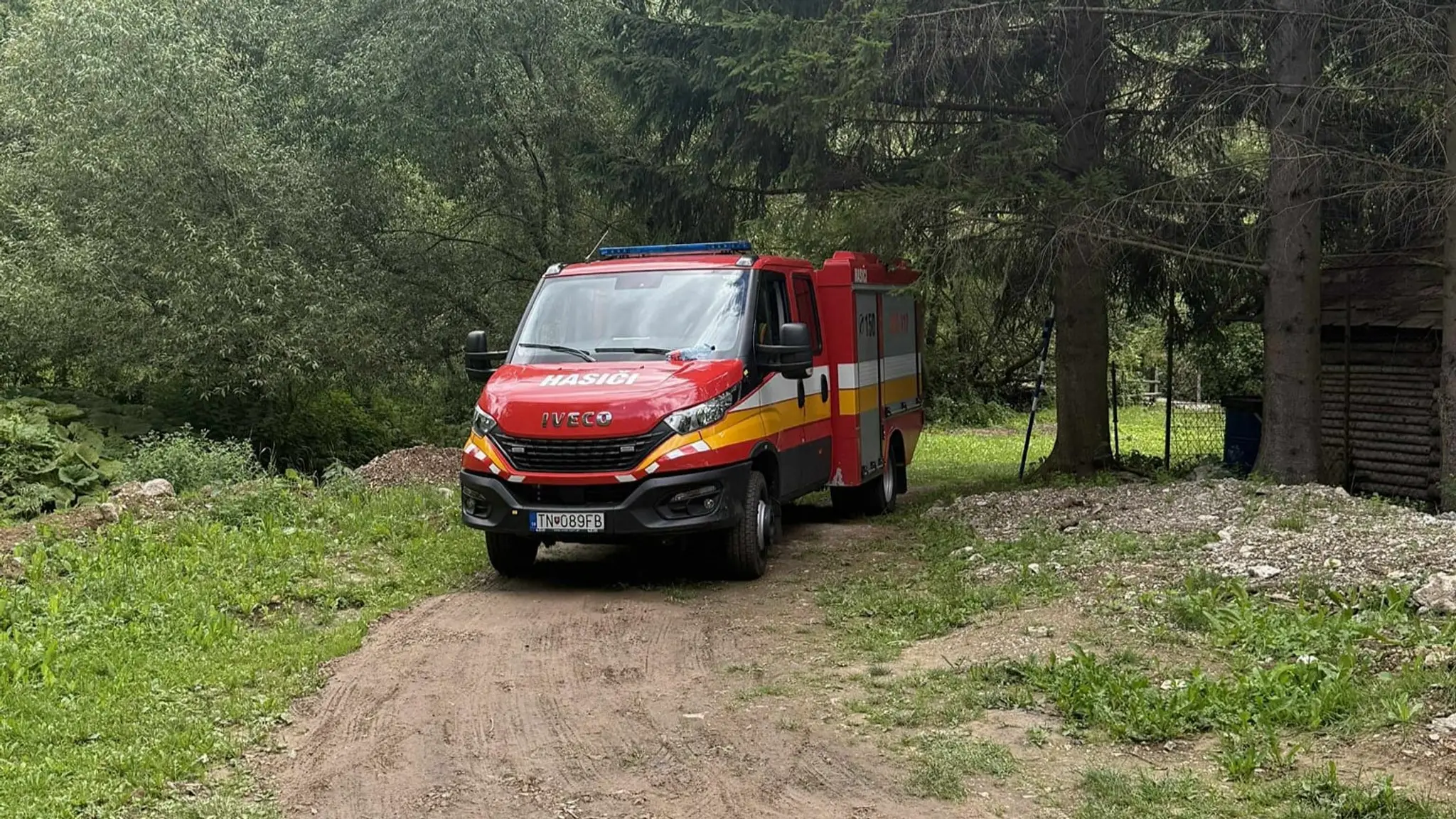 FOTO+VIDEO: Dramatická situácia vo Valaskej Belej. Do šachty spadlo dieťa, na mieste zasahovali hasiči aj záchranári