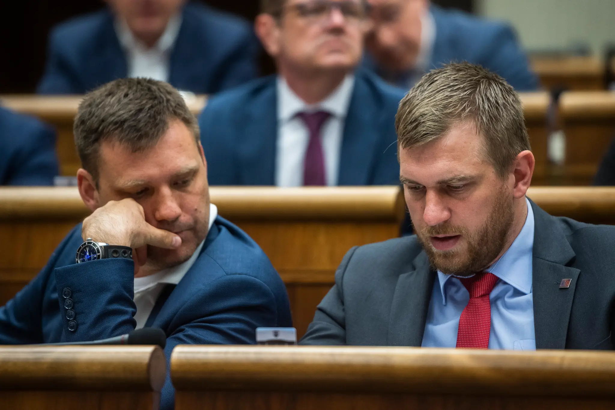 Filip Kuffa (vpravo) v pléne NRSR.