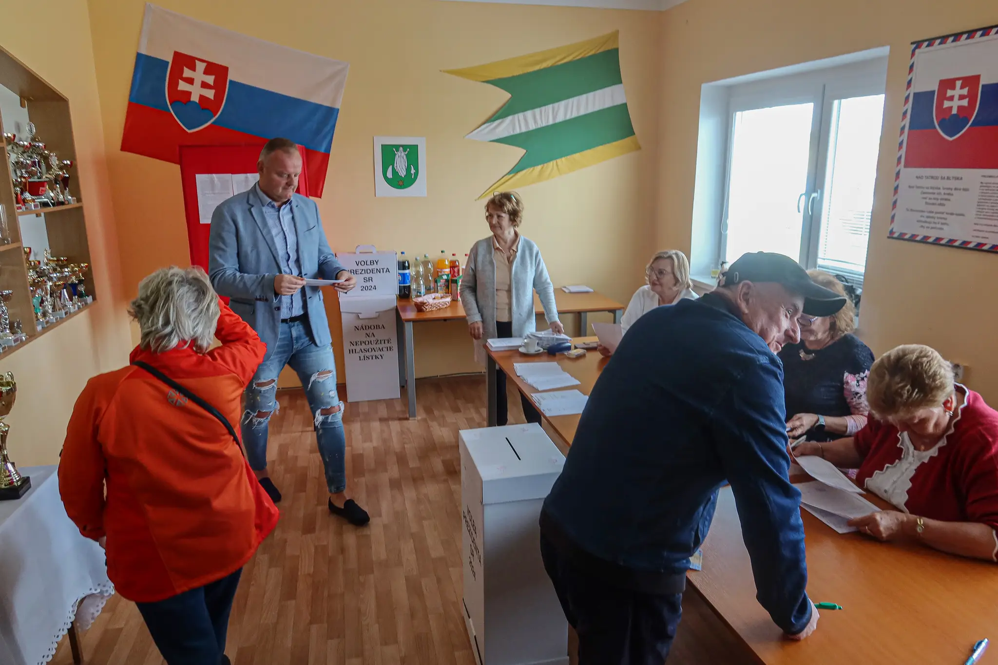 Voliči v 2. kole volieb prezidenta SR vo volebnej miestnosti obce Boldog, v okrese Senec.