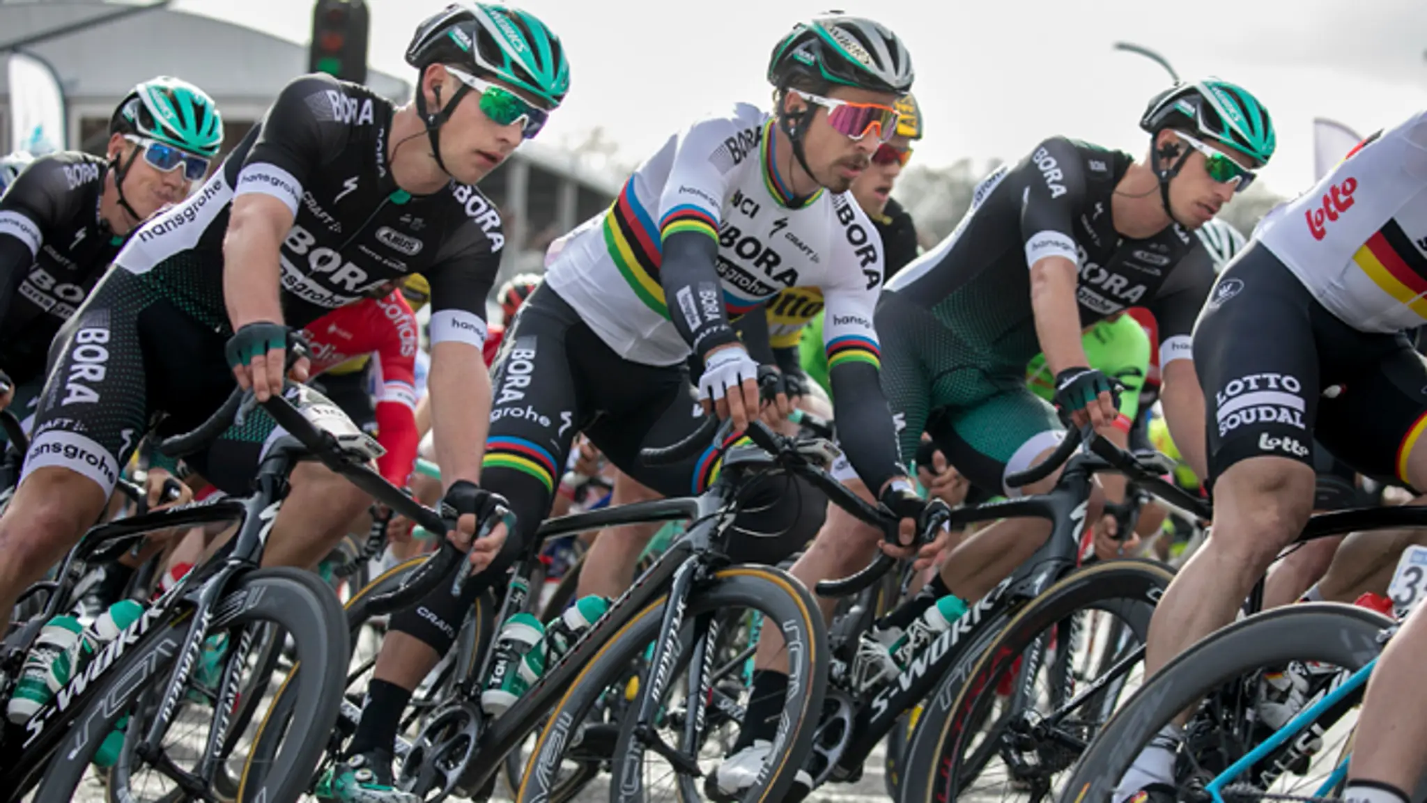 Peter Sagan s jazdcami tímu Bora Hansgrohe.