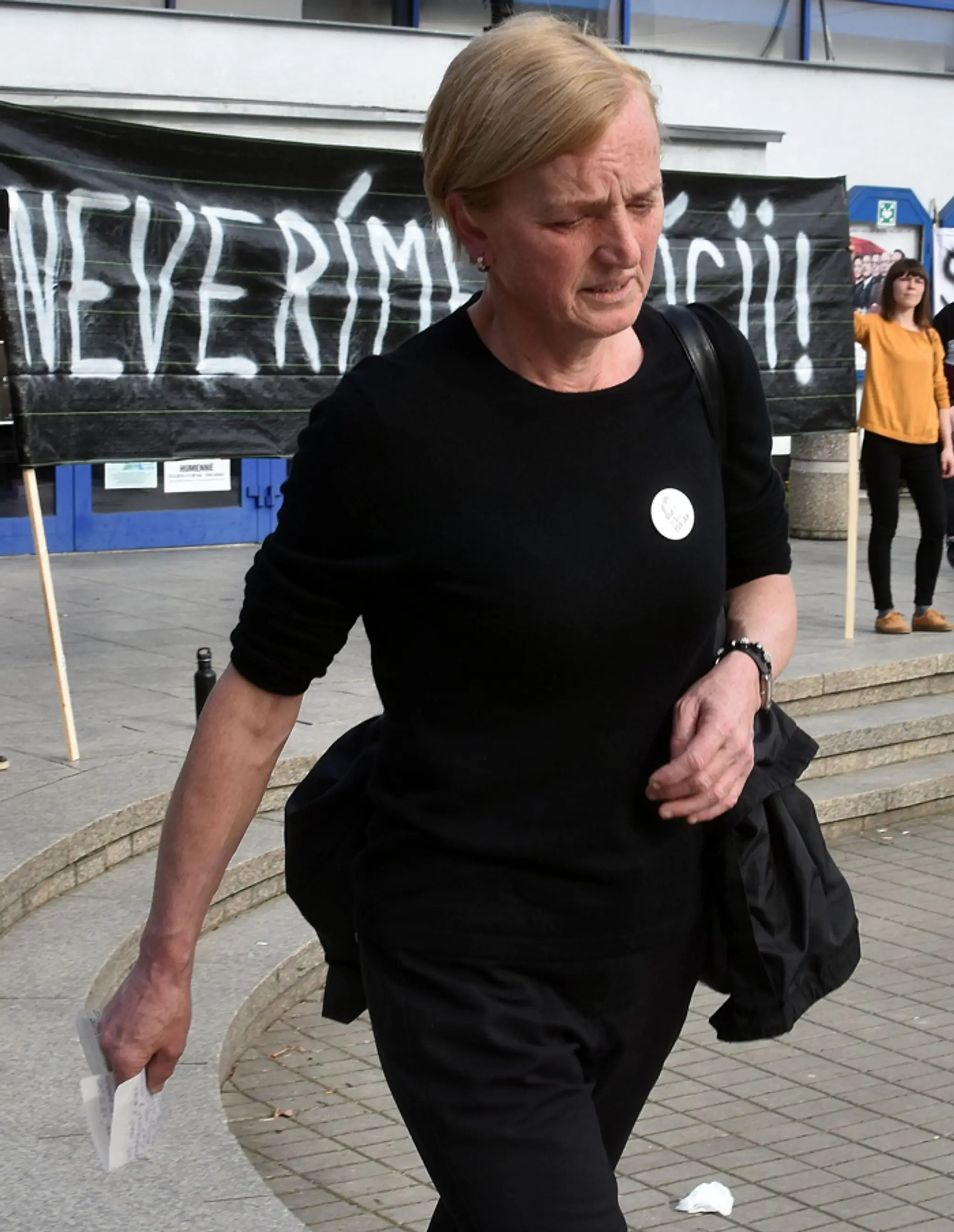 Matka zavraždenej Martiny Kušnírovej prichádza na protestné zhromaždenie Za slušné Slovensko v Humennom.