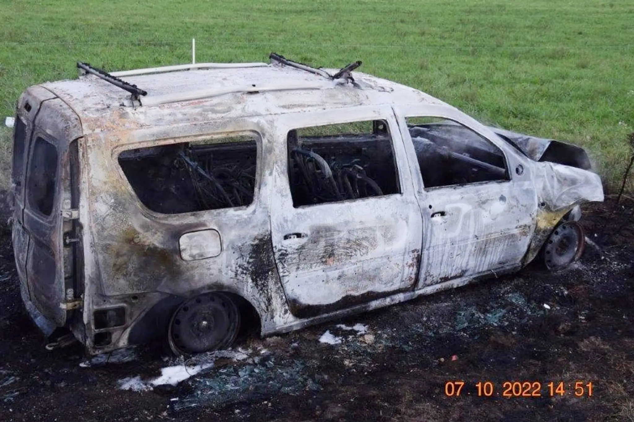 Auto sa po nehode vznietilo a zhorelo do tla
