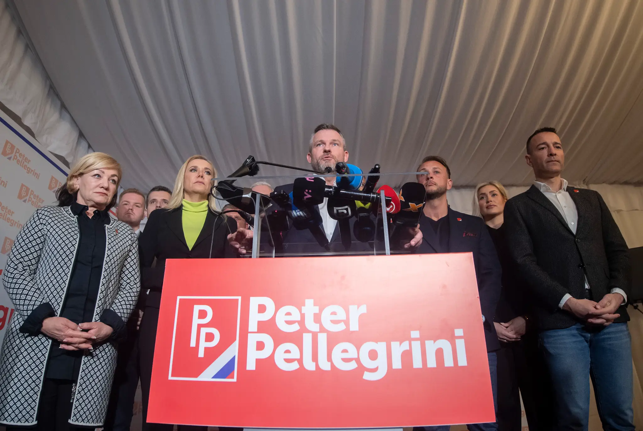 Kandidát na prezidenta SR Peter Pellegrini (uprostred) reaguje na predbežné neoficiálne výsledky po sčítaní 98 percent hlasov vo svojej volebnej centrále.