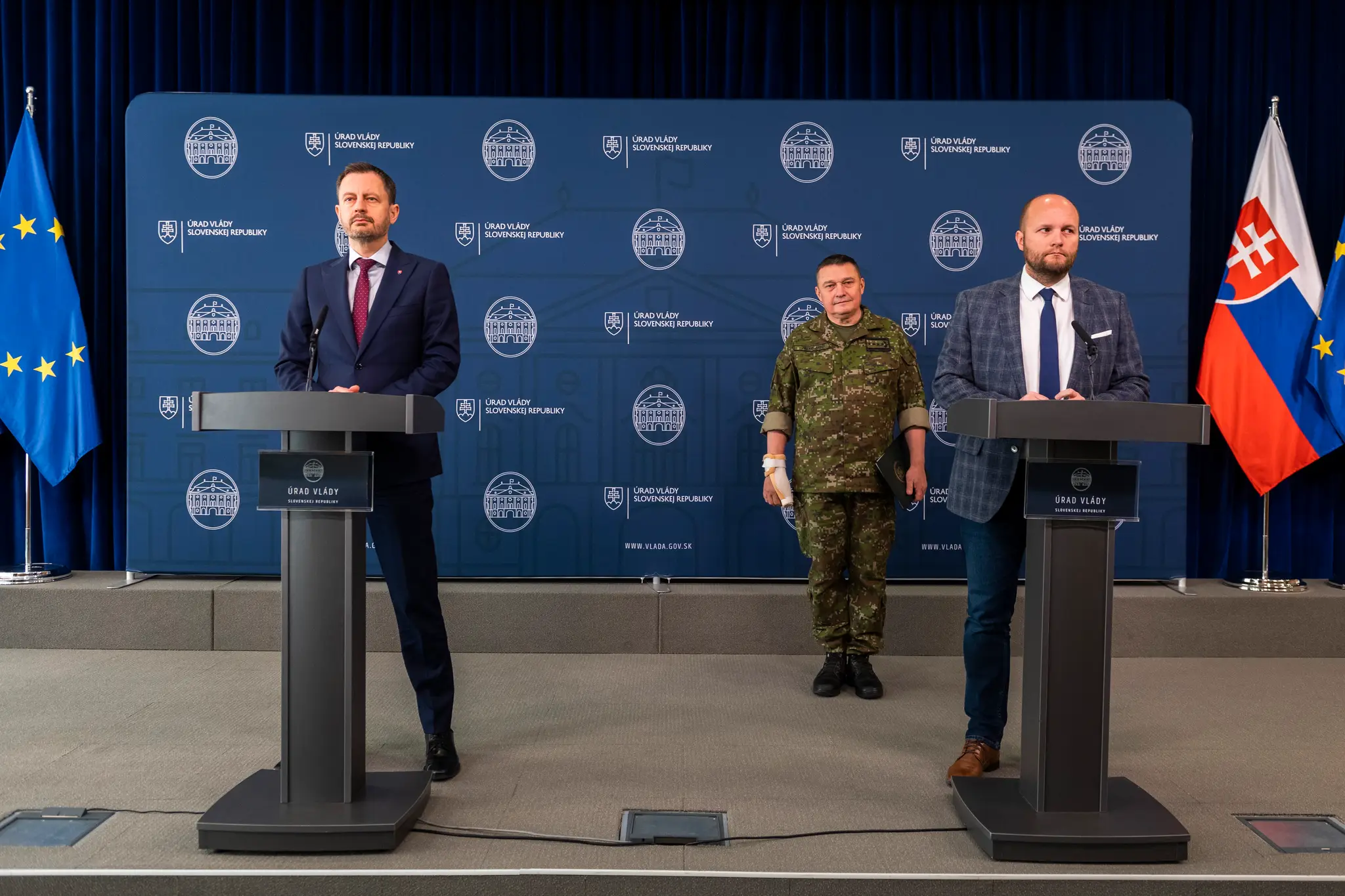 Predseda vlády SR Eduard Heger, náčelník Generálneho štábu Ozbrojených síl (OS) SR Daniel Zmeko a minister obrany SR Jaroslav Naď.