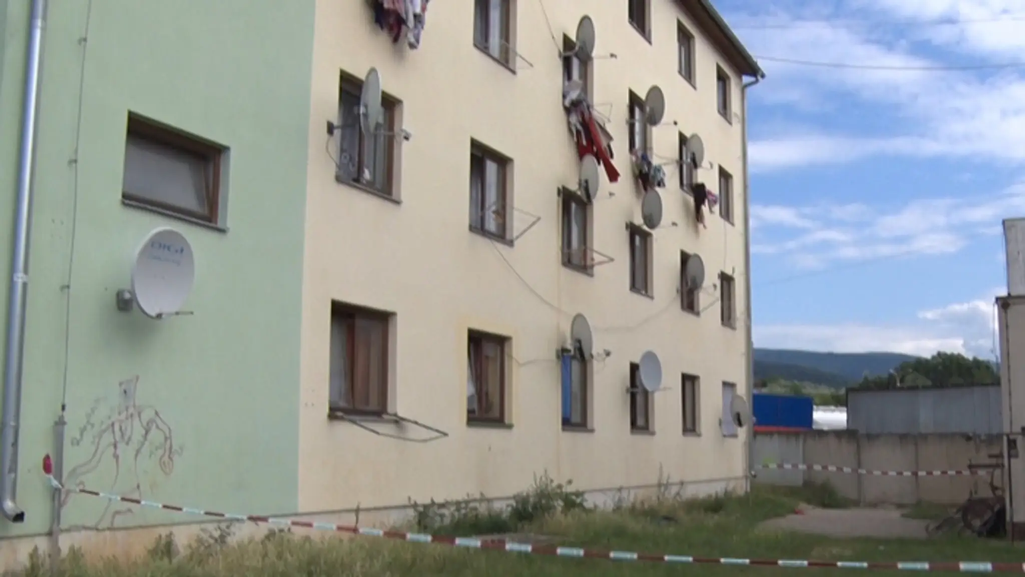 Chlapček vypadol z okna tejto bytovky.