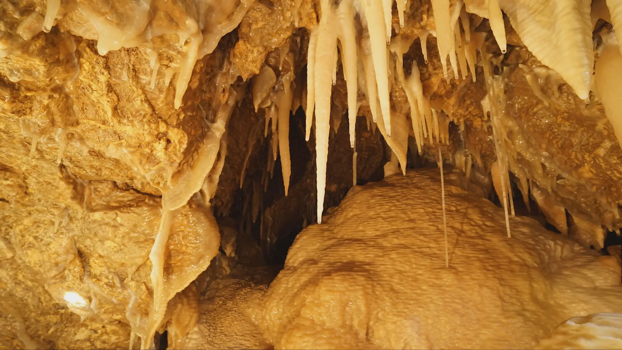 Jaskyňa pri diaľnici