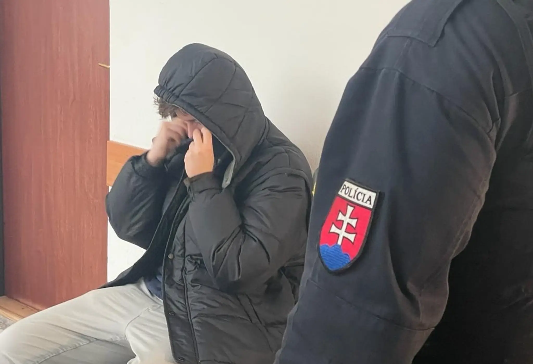 Mladík, ktorý sa mal vyhrážať spolužiakom vystrieľaním, sa postavil pred súd.