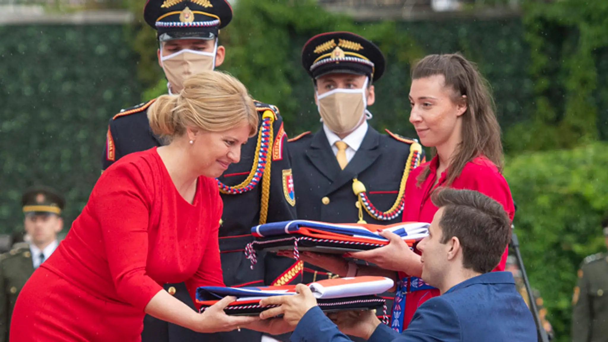 Prezidentka Zuzana Čaputová s gymnastkou Barborou Mokošovou a paralympionikom Radoslav Malenovský na sľube pred OH 2020..
