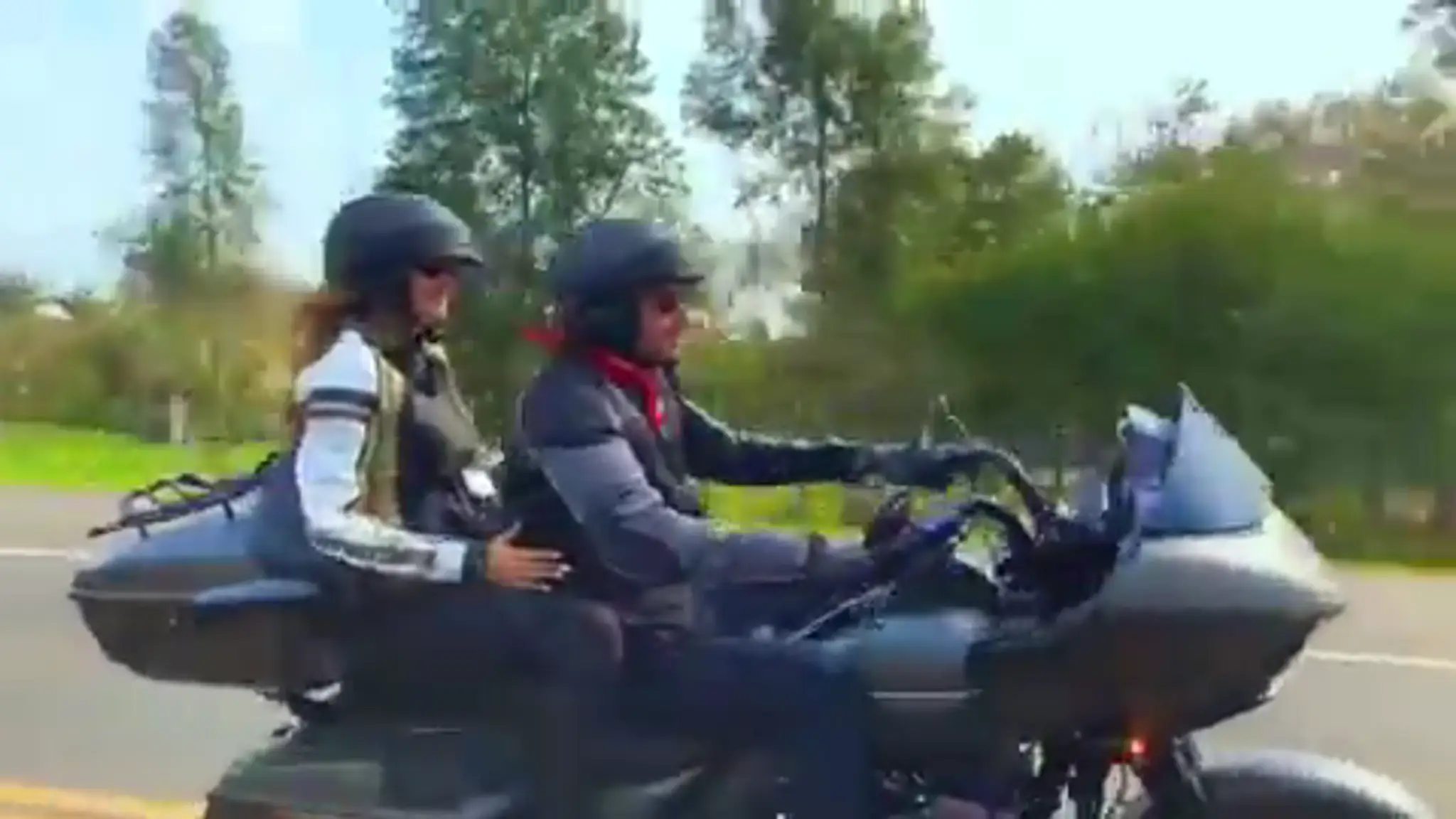 Mario Cimarro a Bronislava Gregušová na motorke v Paraguaji