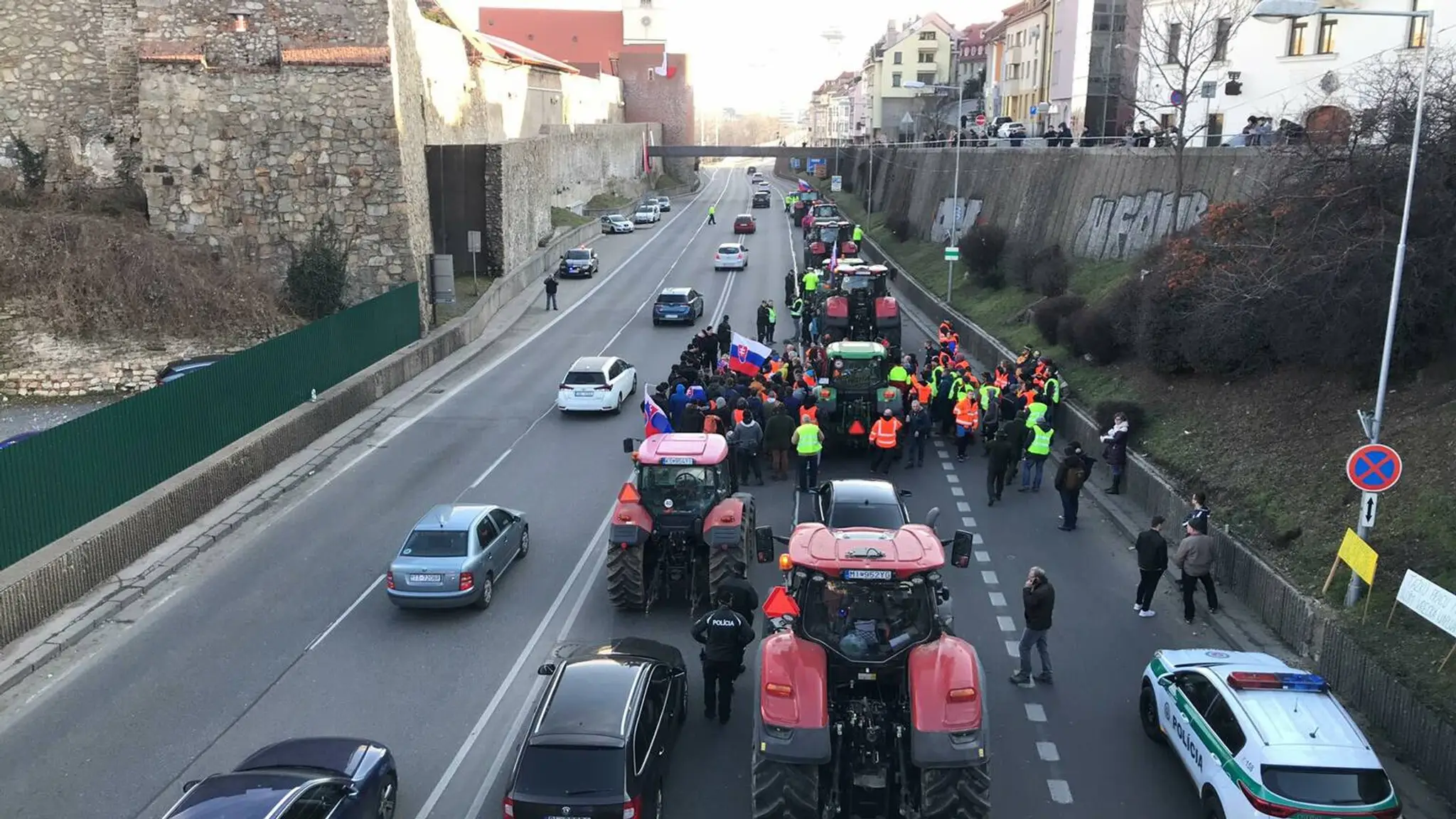 Blokáda Staromestskej ulice vedúcej na Most SNP počas protestu farmárov v Bratislave.