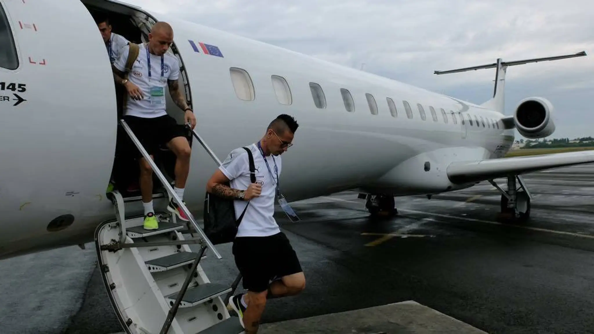 Marek Hamšík a spol. vycvhádzajú z letiska v Bordeaux.
