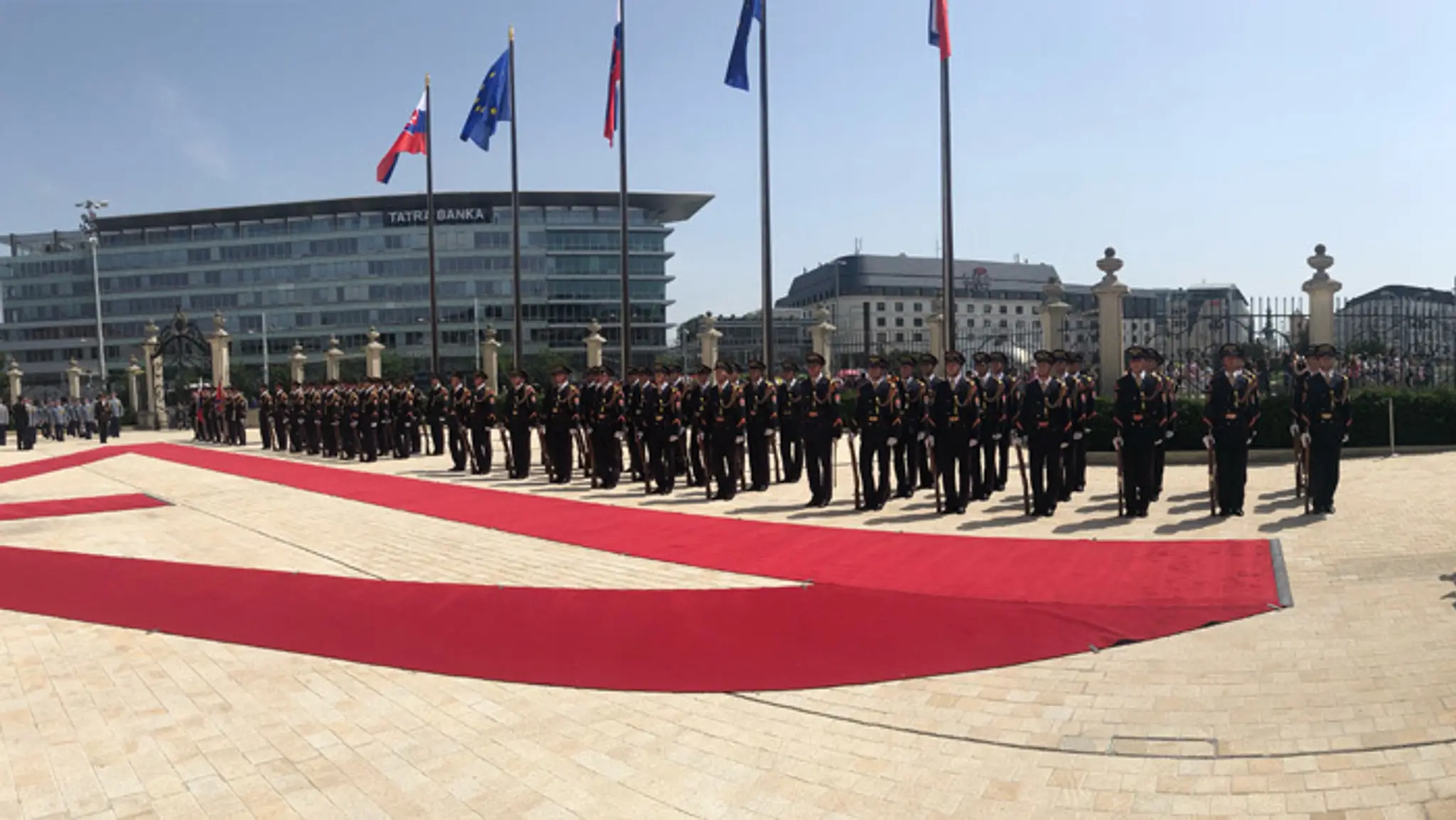 Zuzana Čaputová v sprievode náčelníka Generálneho štábu OS gen. Daniela Zmeka počas prehliadky jednotiek OS.