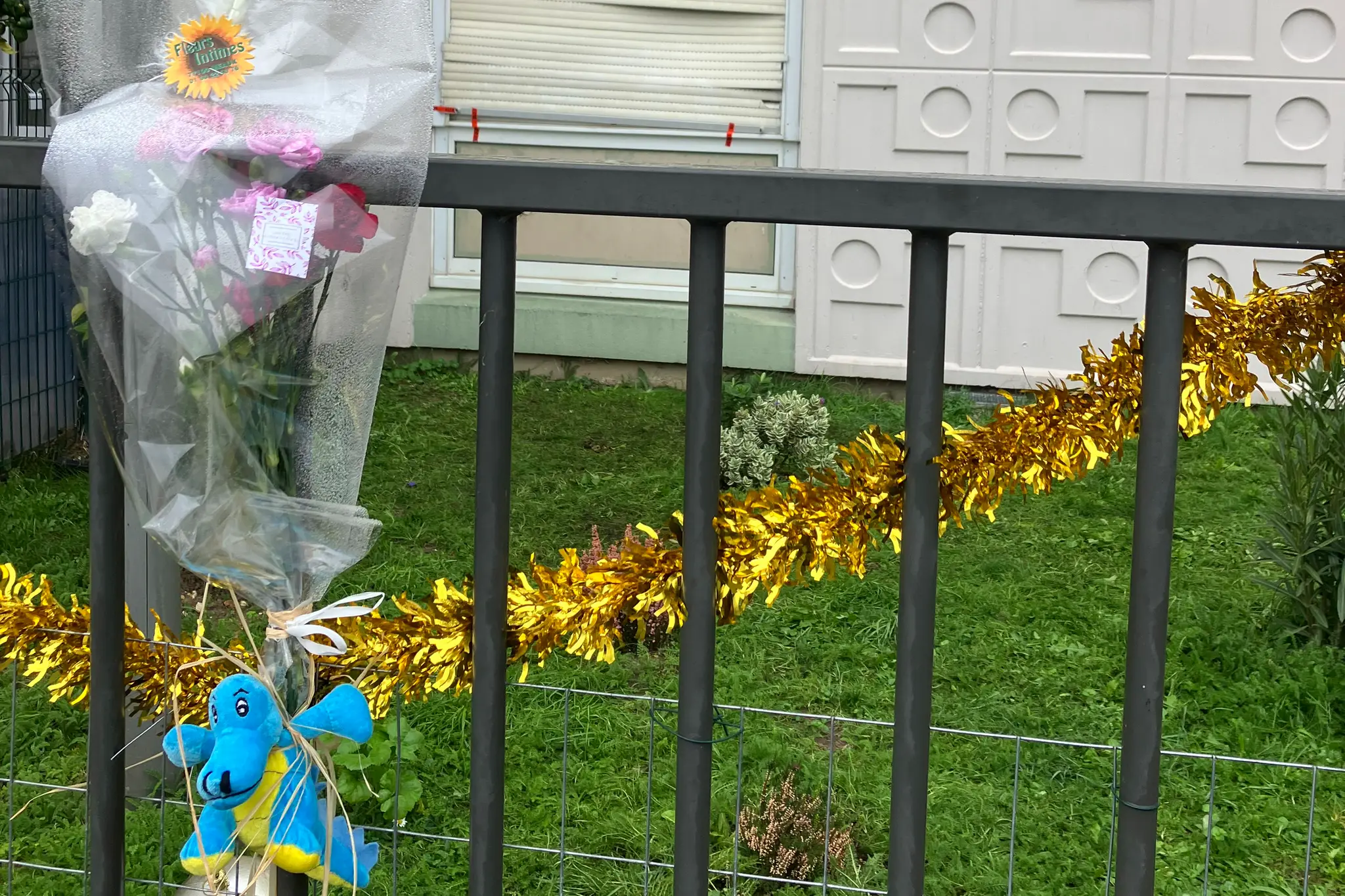 V byte pri Paríži našli telá matky a jej štyroch detí.