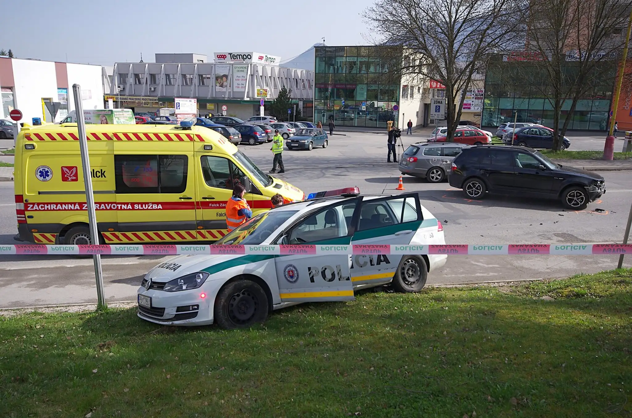 Mladá vodička na BMW nabúrala do policajtov