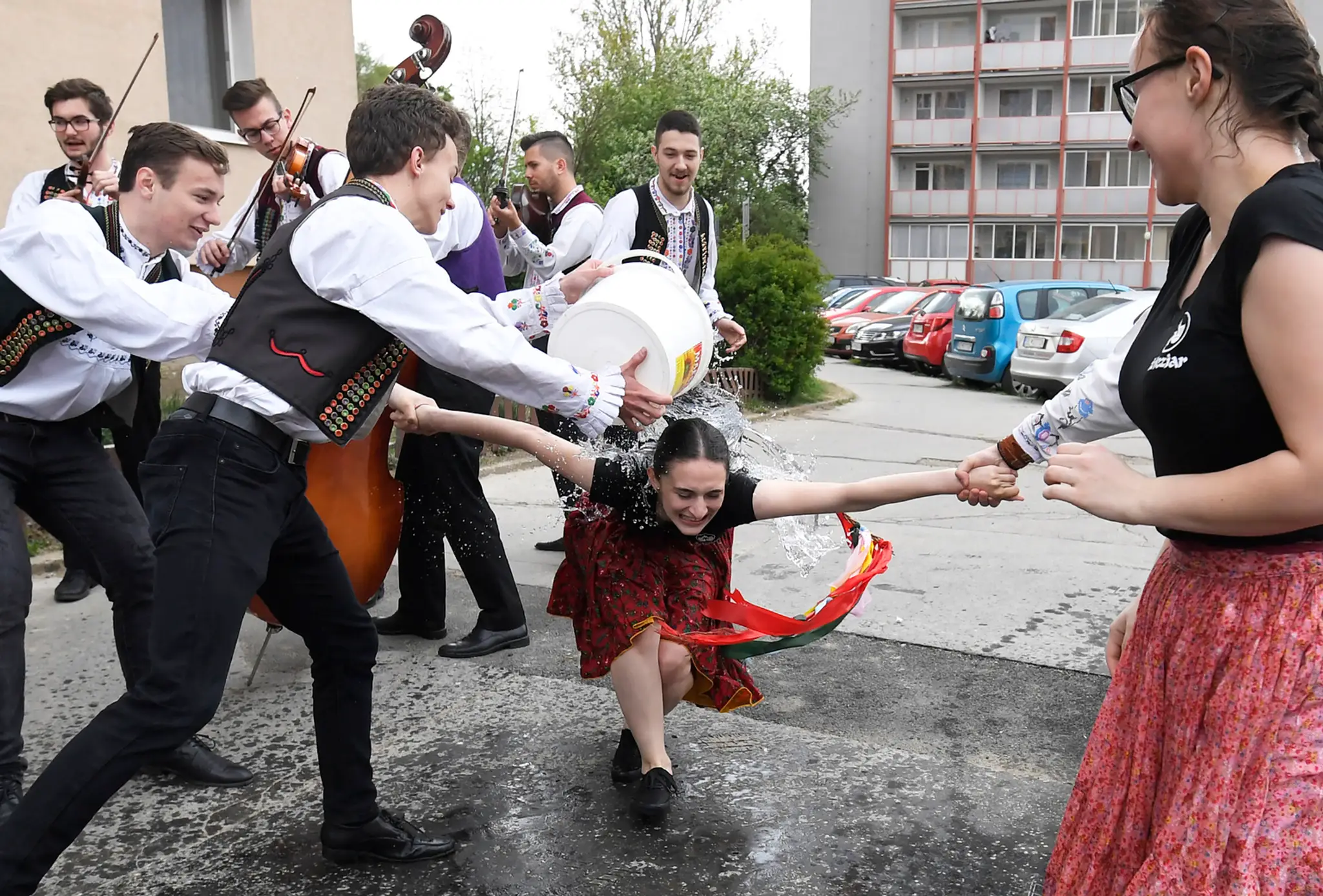 Veľkonočná oblievačka s folklórnym súborom Železiar v Košiciach.