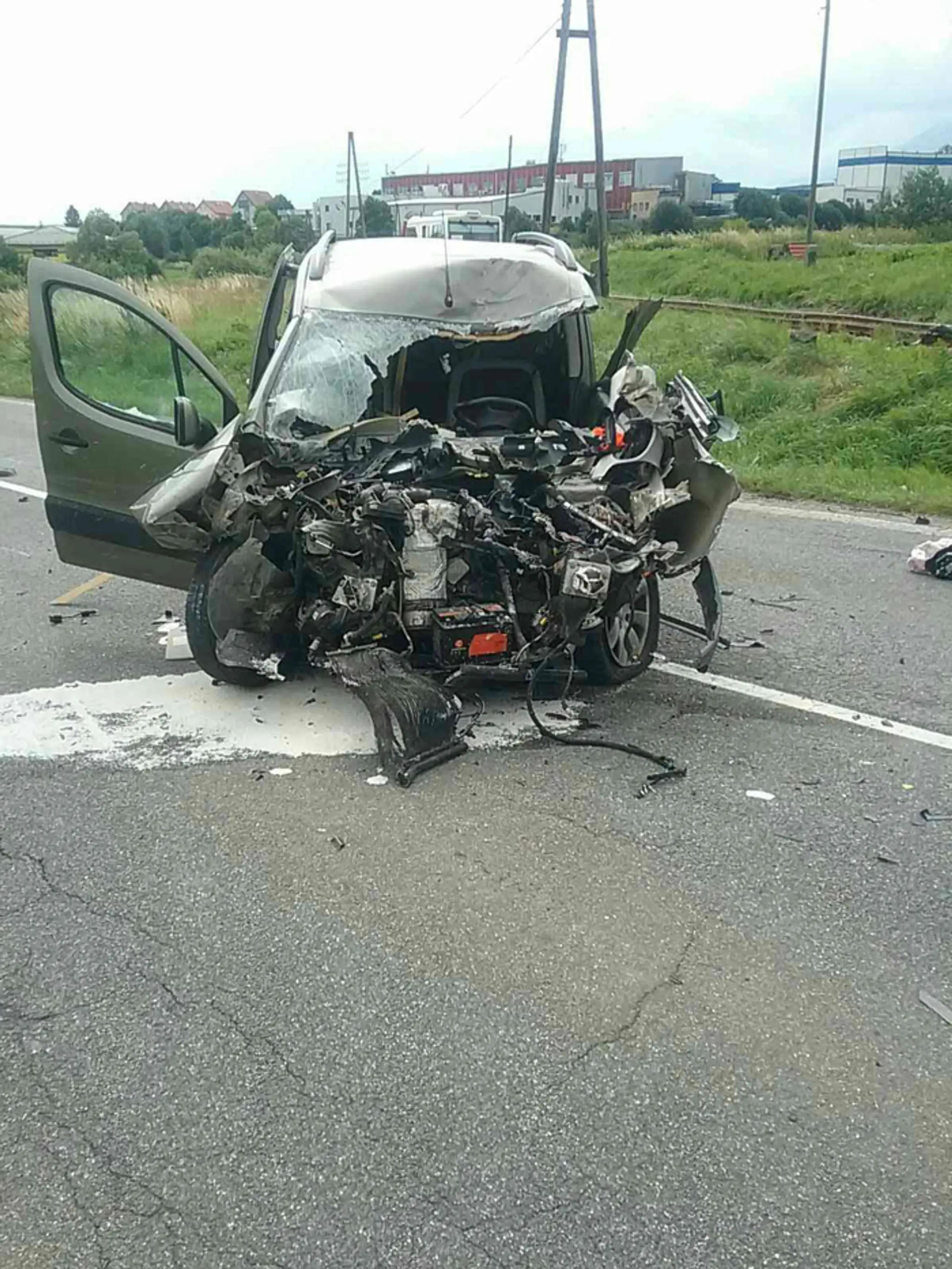 Auto po nehode s vlakom v meste Spišská Belá, časť Strážky