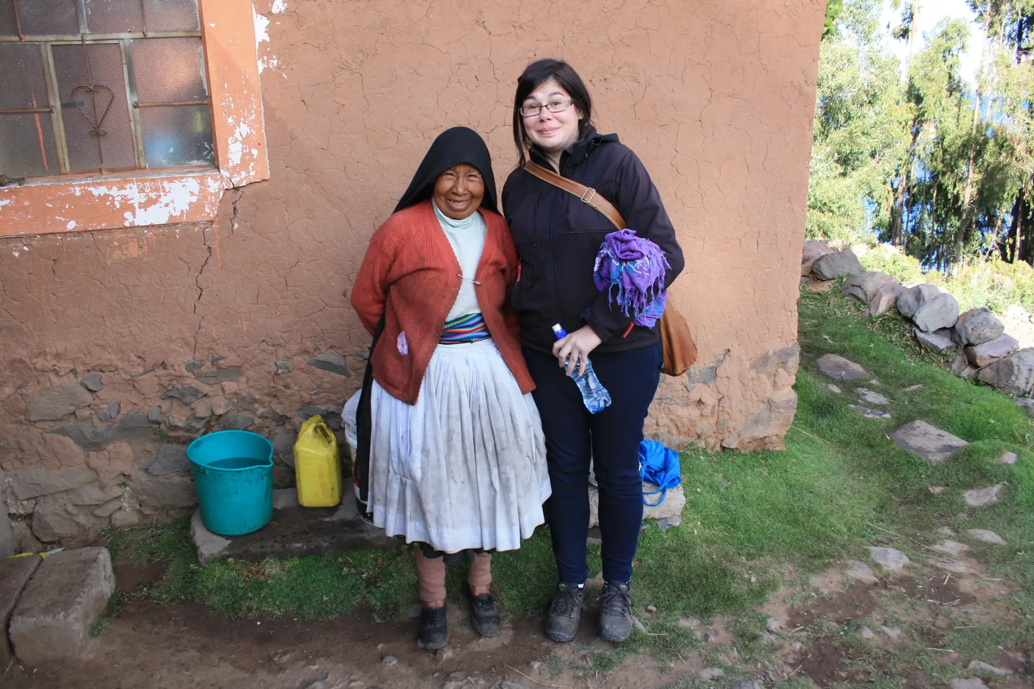 Daniela s miestnou babičkou na ostrove Amantaní na jazere Titicaca