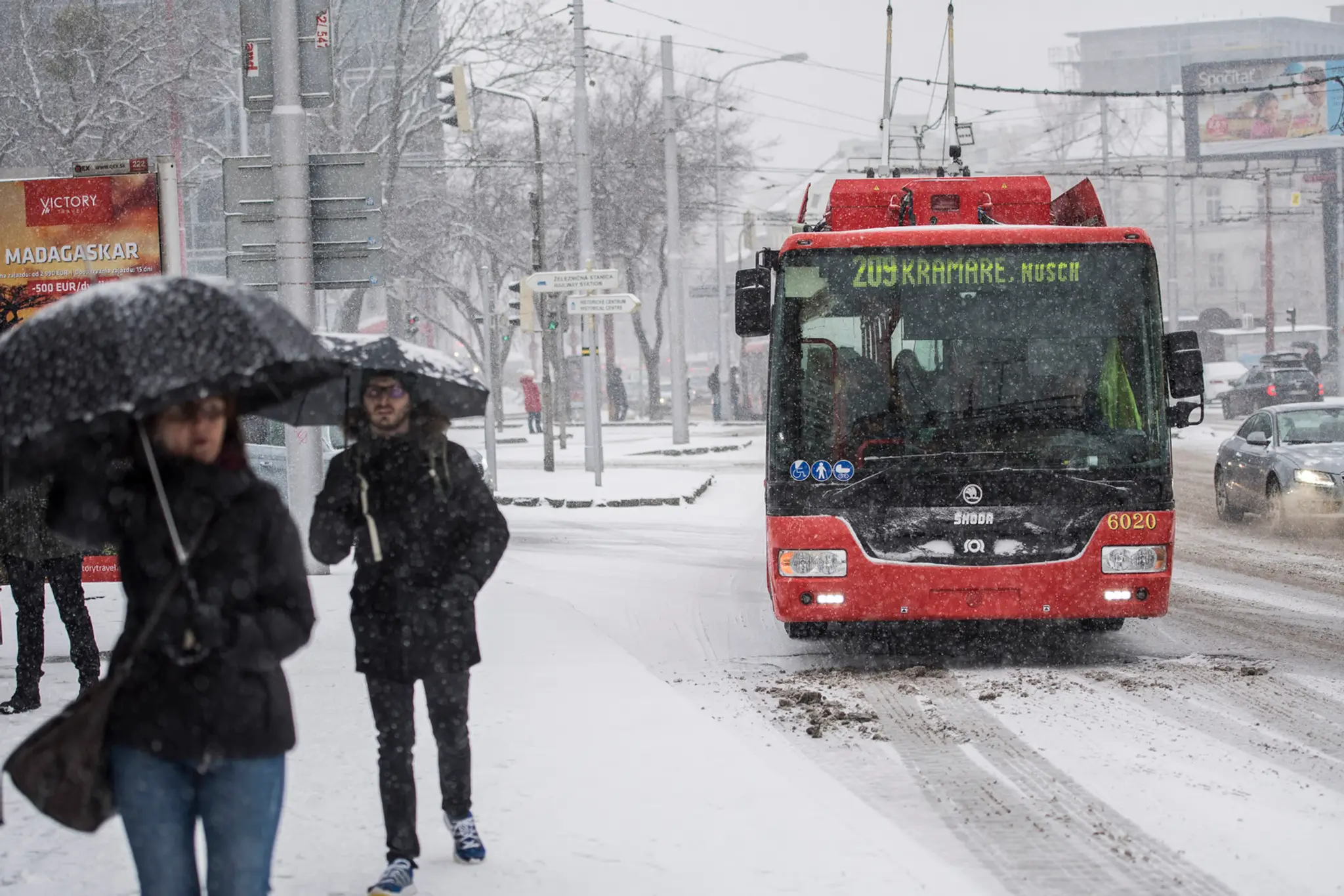 Na snímke trolejbus mestskej dopravy na zastávke na Šancovej ulici počas sneženia v Bratislave (archívna snímka)