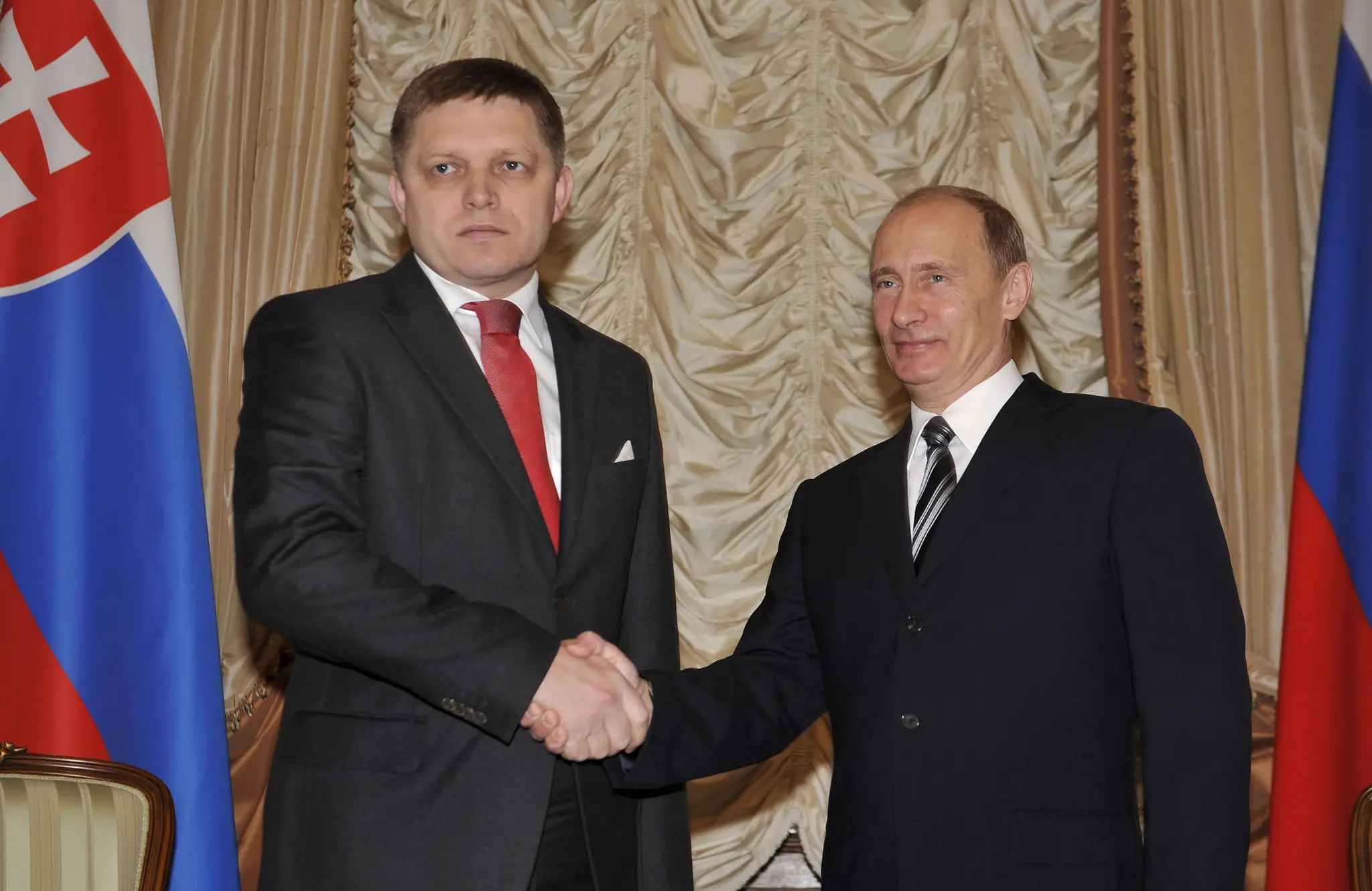 Robert Fico a Vladimir Putin na archívnej snímke z roku 2009