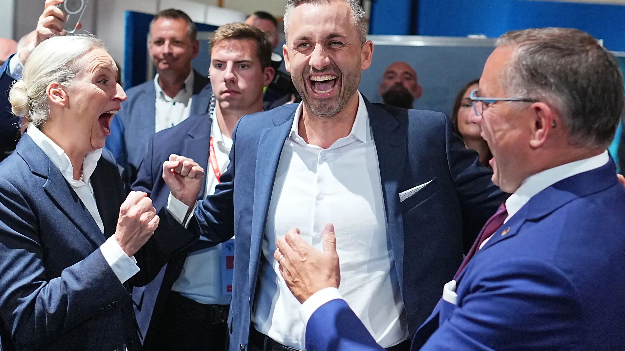 Líder strany Alternatíva pre Nemecko (AfD) Ulrich Siegmund (uprostred) a spolupredsedovia AfD Tino Chrupalla a Alice Weidelová oslavujú po zverejnení prvých priebežných výsledkoch po krajinských voľbách v nemeckej spolkovej krajine Sasko-Anhaltsko.