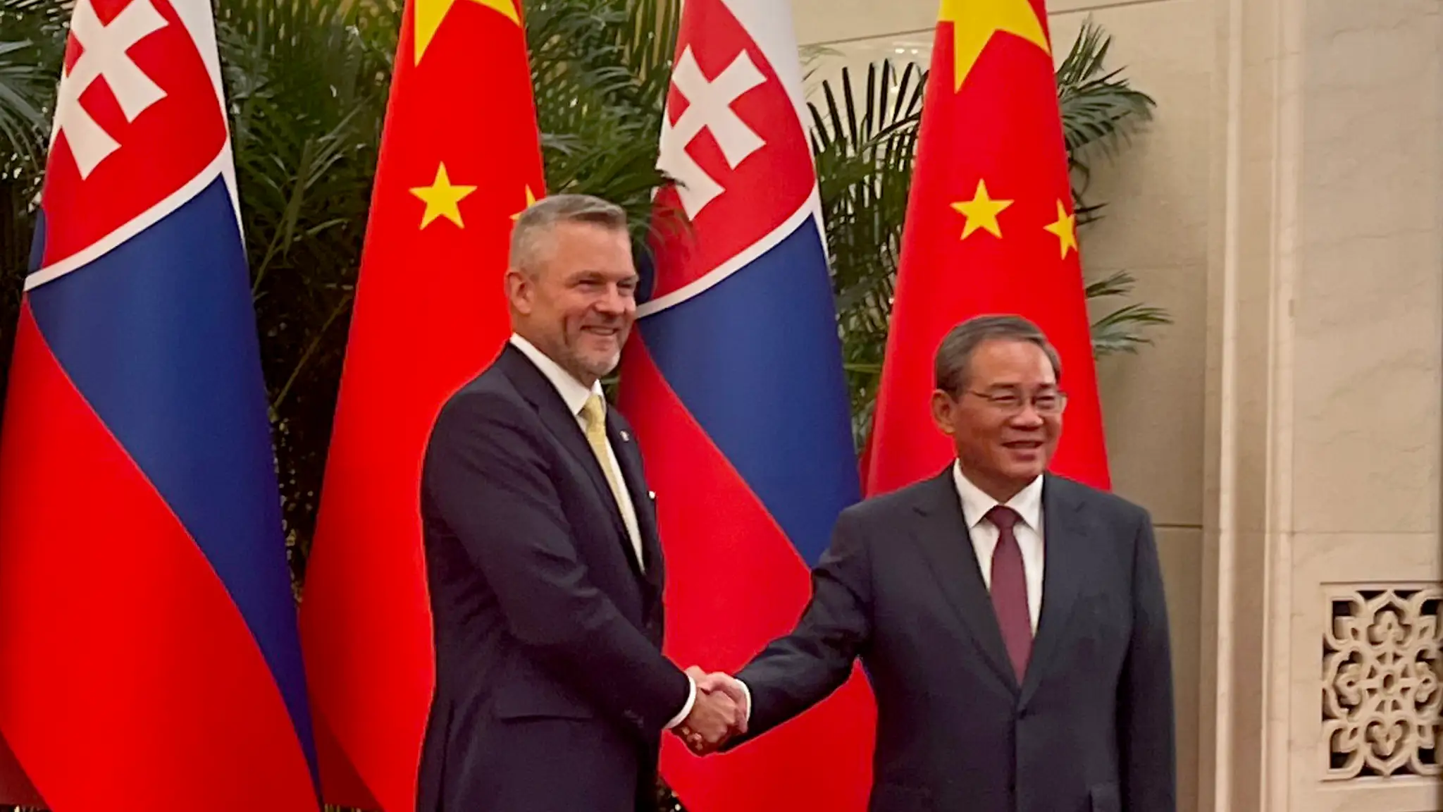 Na snímke slovenský prezident Peter Pellegrini a čínsky premiér Li Čchiang