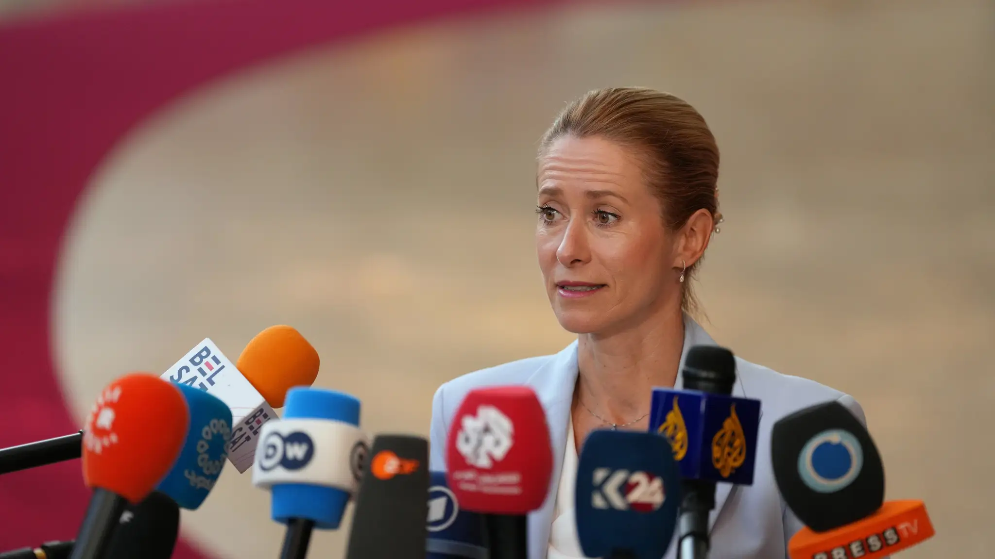 Šéfka diplomacie Európskej únie Kaja Kallasová hovorí s novinármi.