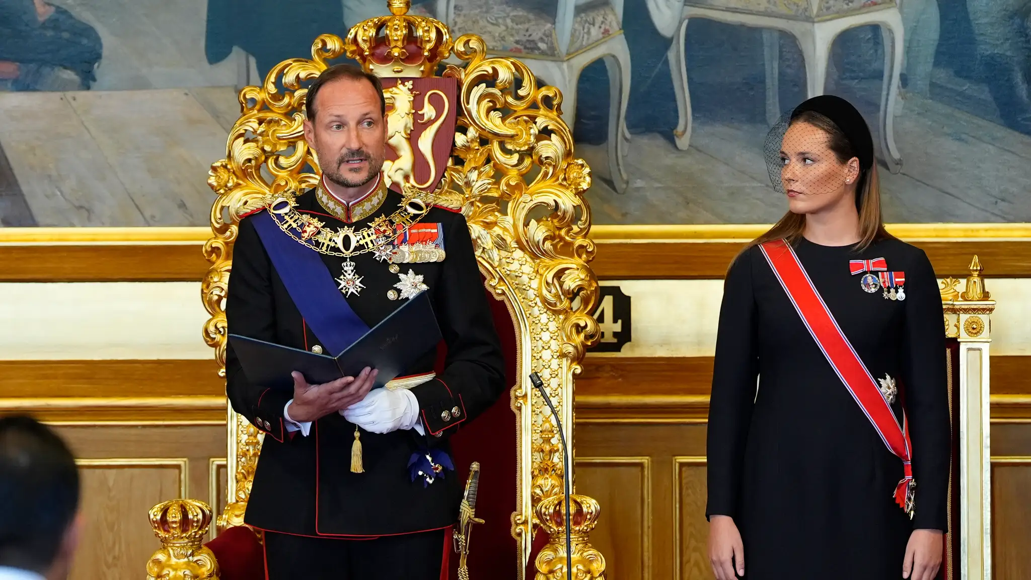 Kráľ Haakon VIII. (vľavo) skladá prísahu v súlade s ústavou v Stortingu, nórskom parlamente, v sprievode korunnej princeznej Ingrid Alexandry v Osle.