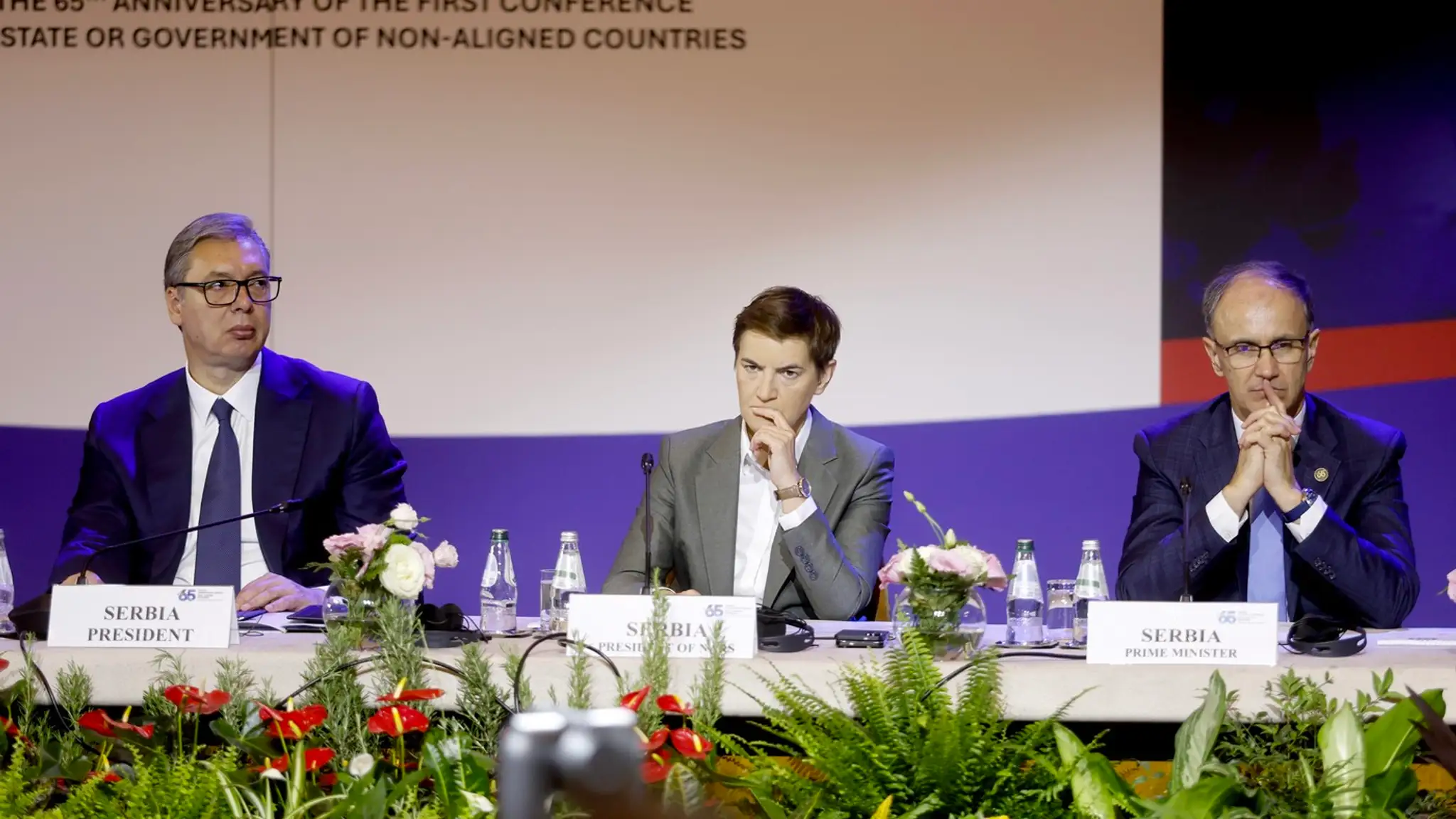 Srbský prezident Aleksandar Vučić (vľavo), predsedníčka Národného zhromaždenia Srbska Ana Brnabićová (uprostred) a srbský premiér Djuro Macut.