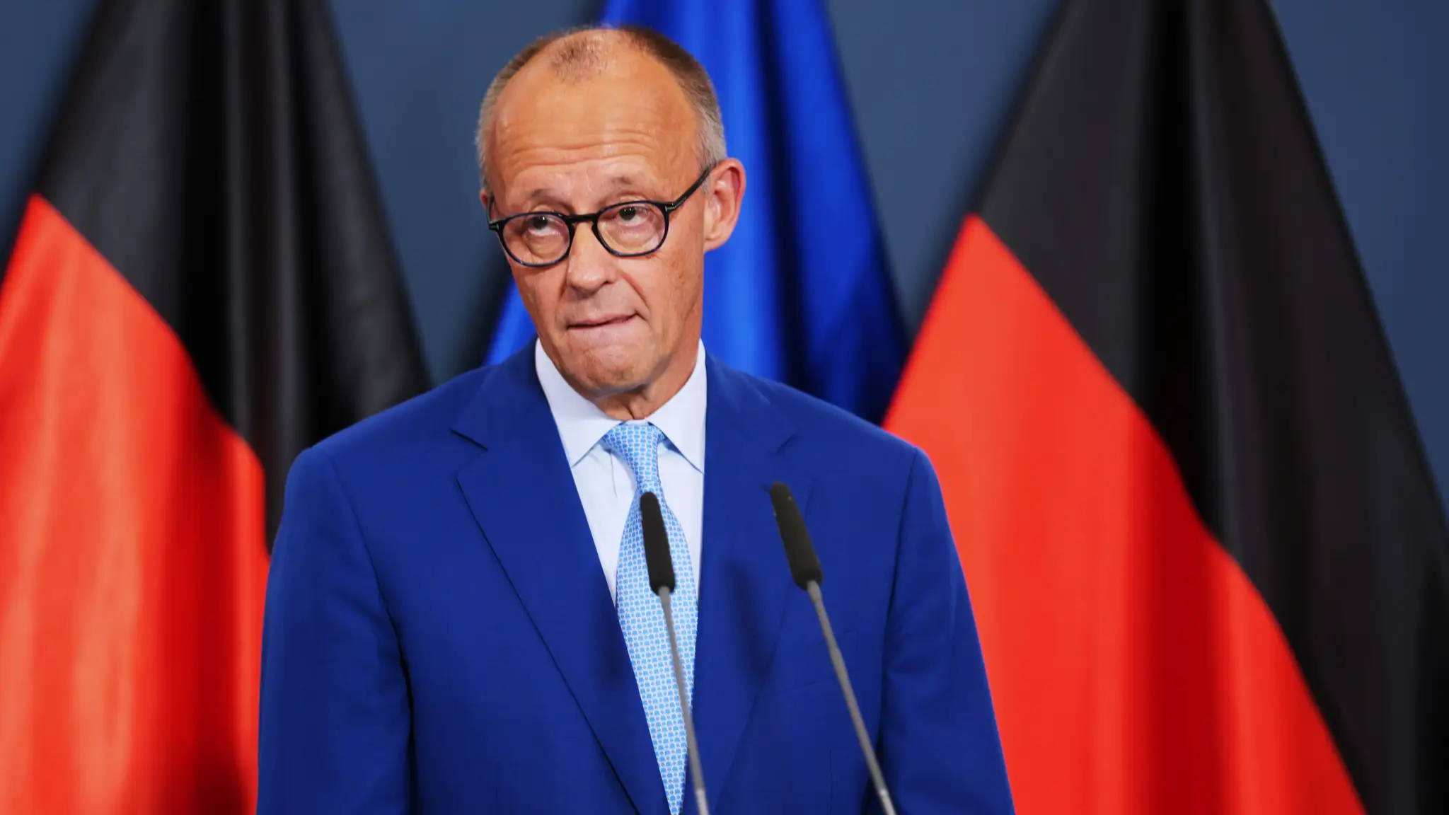 Na snímke nemecký kancelár Friedrich Merz reaguje na výsledok svojich kresťanských demokratov