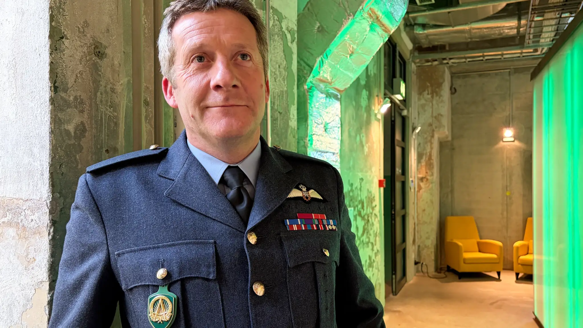 Na snímke zástupca najvyššieho veliteľa spojeneckých síl NATO v Európe, maršal britského letectva John Stringer pózuje počas bezpečnostnej konferencie v estónskej metropole Tallinn.