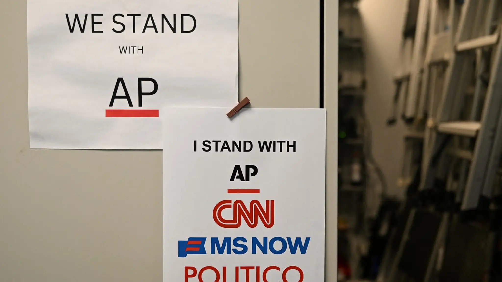 Trump vyhodil vybrané médiá z Bieleho domu.