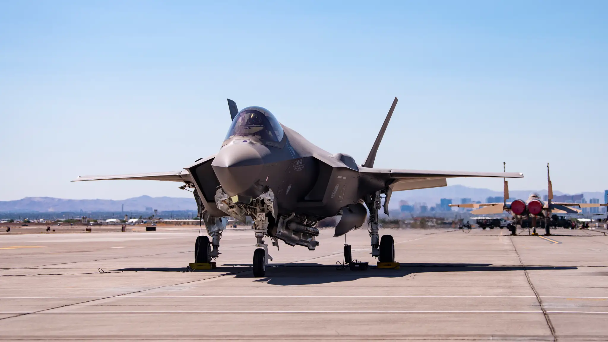 stíhačka F-35A Lighting II nesie gravitačnú jadrovú bombu B61-12