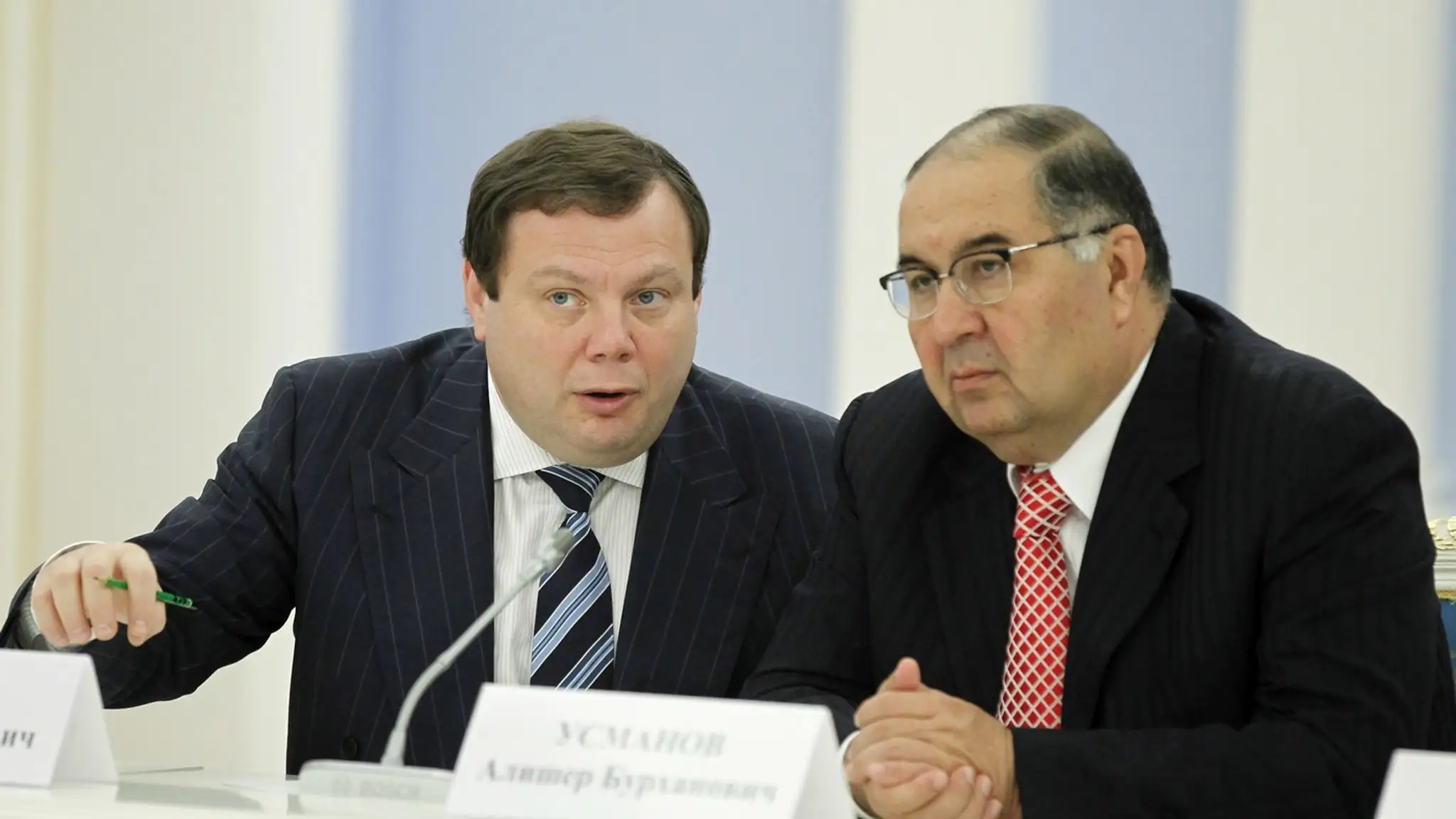Ruskí podnikatelia Michail Fridman a Ališer Usmanov.