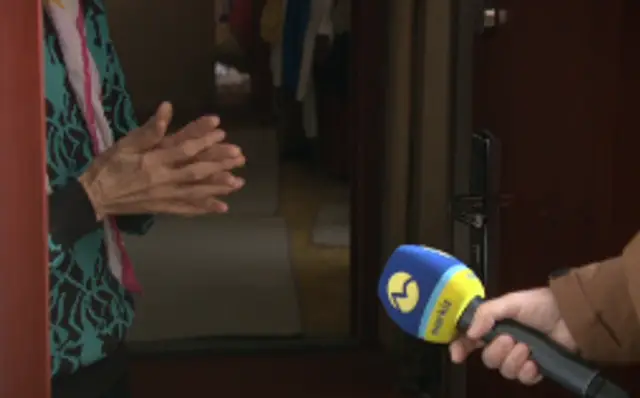 Na snímke matka zadržaného Mariána, ktorý je podozrivý z terorizmu.
