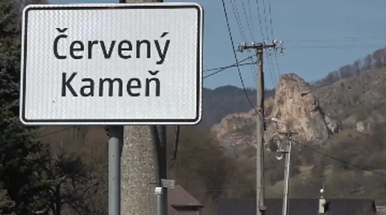 Tabuľa obce Červený Kameň.