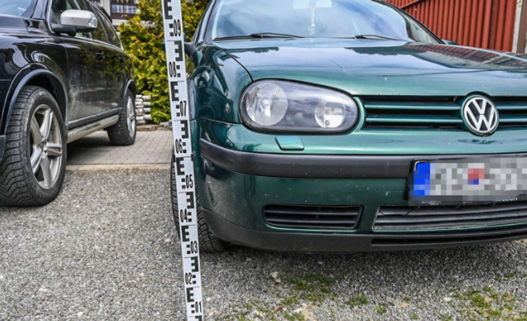 Na snímke auto, ktoré zrazilo malé dieťa na odrážadle v Rudníku.