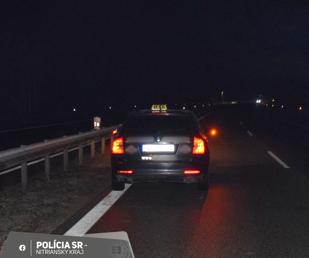 Na snímke taxík, z ktorého vypadla, alebo vyskočila mladá žena.