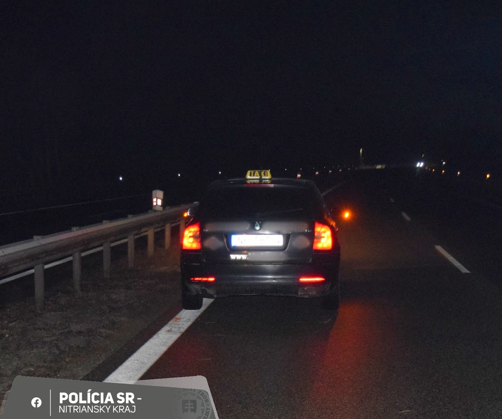 Na snímke taxík, z ktorého vypadla, alebo vyskočila mladá žena.