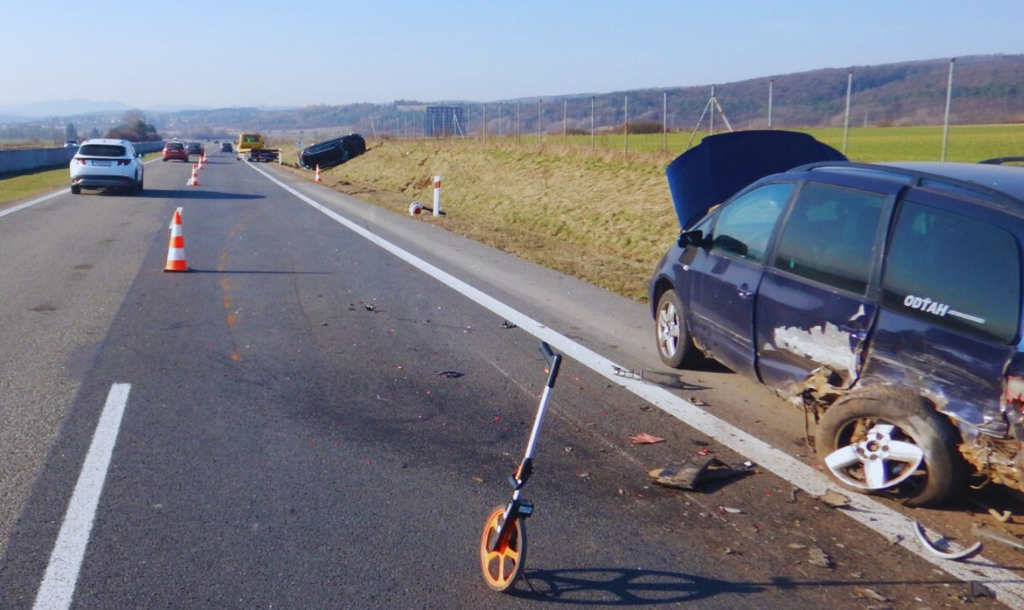 Na snímke prevrátené auto na R1, ktoré sa po náraze prevrátilo na bok.