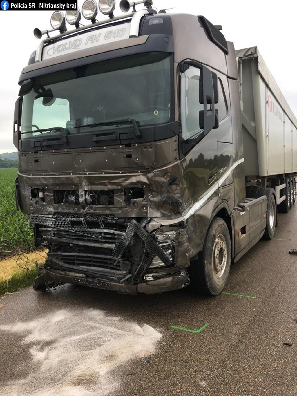 Vodička narazila do kamióna.