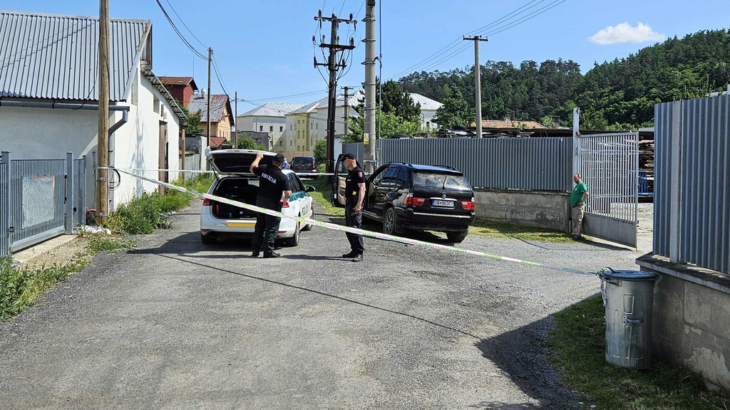 Držali ho hodinu pripútaného k plotu. 