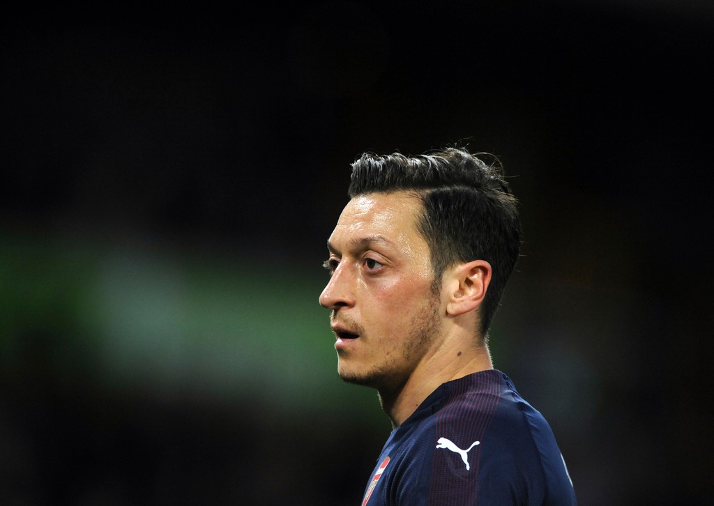 Mesut Özil z Arsenalu Londýn v dueli na pôde Wolverhamptonu.