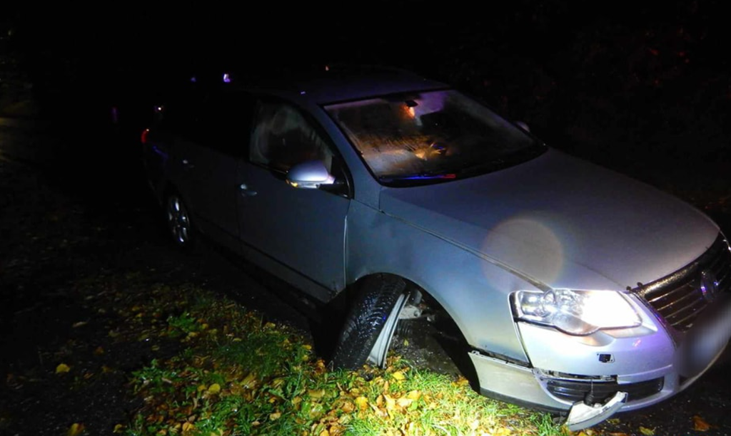 Havarované auto po nehode v Kremnici.