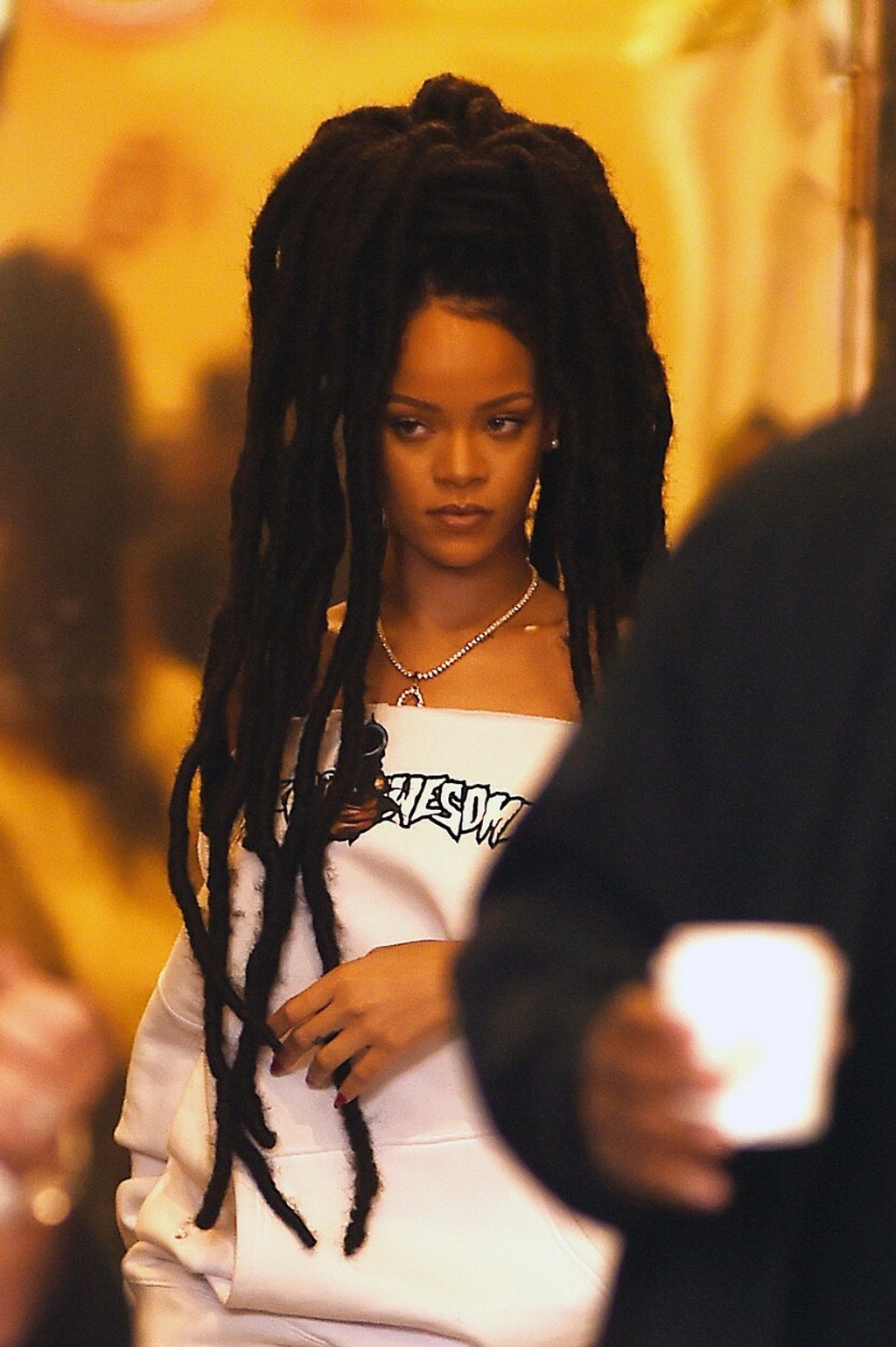 Rihanna si vyšla do mesta a pochválila sa obrovskými dredmi | TVNOVINY.sk