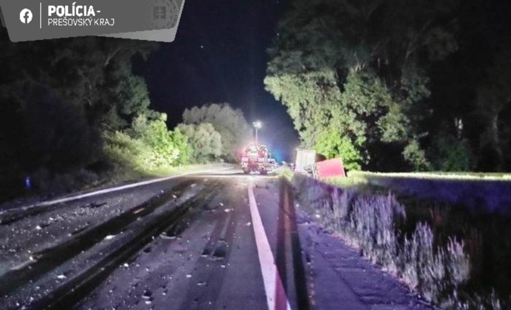 Na snímke prevrátený kamión po zrážke s osobným autom pri Vranove nad Topľou.