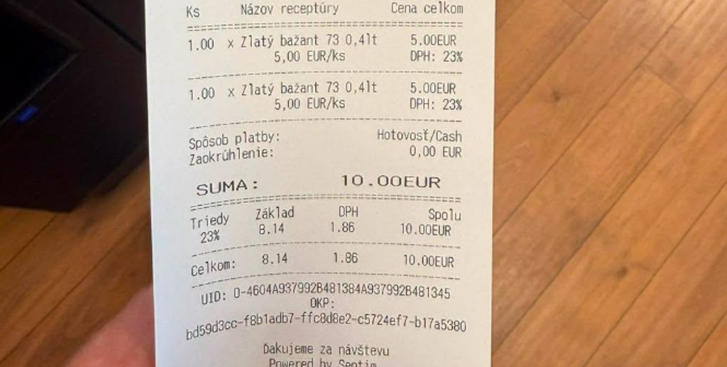 Na snímke blok z letiska.